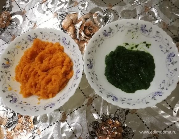 Шпинат измельчаем в блендере, не смешивая с морковью.