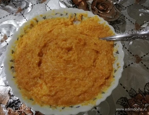 К измельченной моркови добавляем половину натертого сыра, яйцо, половину соуса бешамель, немного соли, перца и мускатного ореха, все перемешиваем.