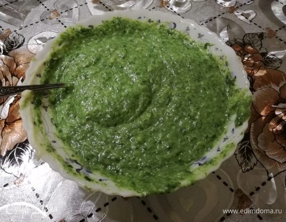 К шпинату добавляем оставшийся сыр, яйцо и соус бешамель, солим, перчим и перемешиваем.