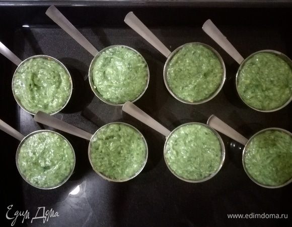 Небольшие керамические формочки (я использовала кокотницы) смазываем сливочным маслом, раскладываем в них морковную массу, сверху массу из шпината и ставим в глубокий противень.
Помещаем противень в разогретую духовку, вливаем горячую воду так, чтобы формы на треть были погружены в жидкость, и выпекаем 25–30 минут.