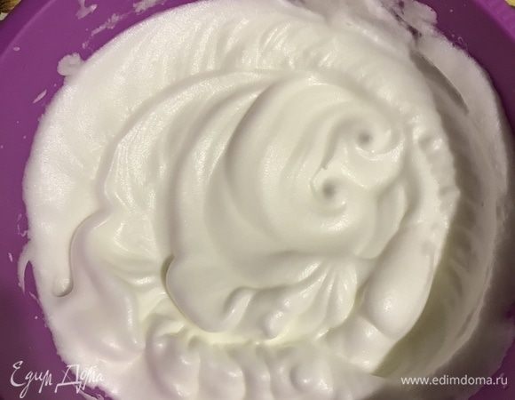Белки взбить в пышную пену, затем добавить сахарную пудру и взбивать до достижения плотной массы.