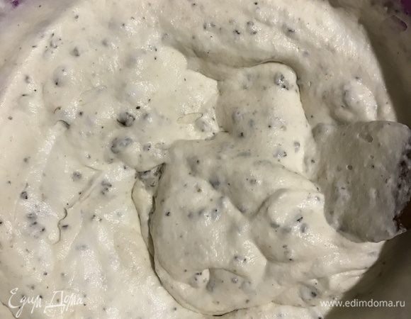 Чернослив, удалив косточки, мелко нарезать. Я брала чернослив без косточек, так быстрее. Добавить нарезанный чернослив ко взбитым сливкам и вымешать лопаткой.