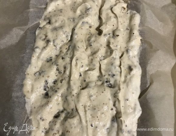 Большую часть пралине поломать руками на кусочки, добавить в массу с черносливом, перемешать и выложить в глубокую форму, выстеленную бумагой для выпечки.