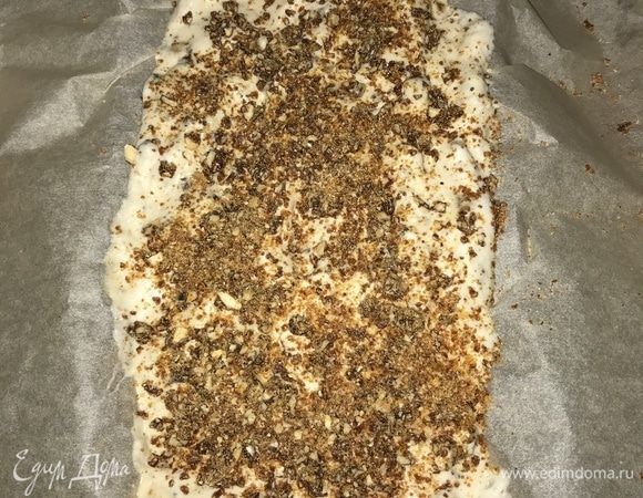 Оставшуюся часть пралине измельчить в ступке в крошку и посыпать им нугу. Отправить нугу в морозильник как минимум на 4 часа, я оставила на всю ночь. 