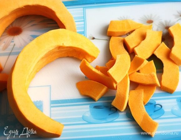 Вымыть и обтереть насухо тыкву, разрезать пополам и удалить семена. Каждую половину тыквы разрезать еще на 3–4 сегмента и затем поперек ломтиками.
