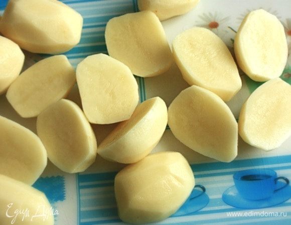 Картофель очистить, помыть и разрезать пополам.