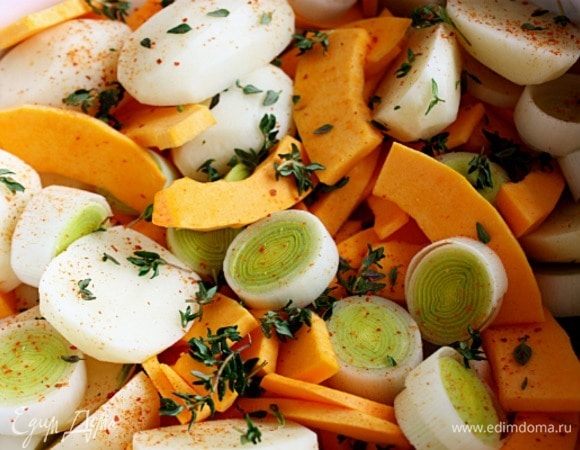 Сложить подготовленные овощи в большую миску. Тимьян и розмарин вымыть и обсушить. Оборвать с них листья, розмарин нарезать. 3 ст. л. масла, зелень, соль, молотую сладкую паприку, черный перец добавить к овощам и перемешать. Переложить овощи в жаростойкую форму. Духовку разогреть до 200°С, с конвектором — до 175°С.