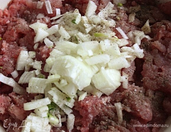 Репчатый лук очистить и мелко порубить. (Вот для приготовления фарша мне и помогла моя мясорубка KENWOOD!) Мясо не должно быть слишком постным, иначе фрикадельки будут сухими. В фарш положить лук, соль и черный перец, хорошо взбить вилкой.