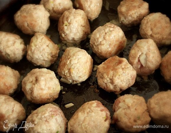 Мокрыми руками сформировать примерно 20 маленьких шариков. Нагреть в сковороде оставшееся масло и обжарить на нем фрикадельки со всех сторон в течение 4–5 минут.