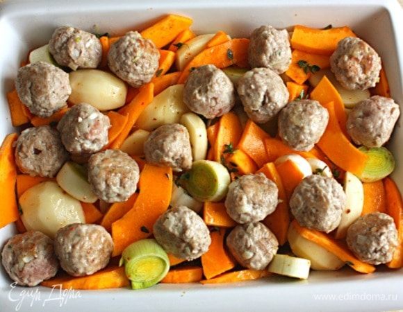 Выложить фрикадельки на овощи.