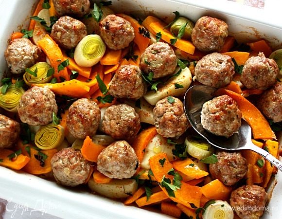 Петрушку вымыть, обсушить и крупно нарезать. Готовое блюдо посыпать зеленью петрушки.