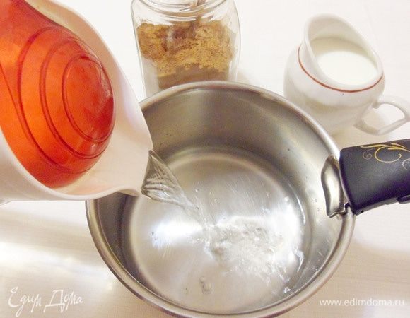 Начинаем варить какао с согревающими специями. В небольшой сотейник с толстым дном налить мягкой фильтрованной воды.