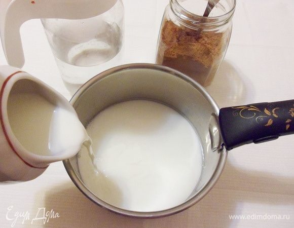 Затем добавить сливки.
