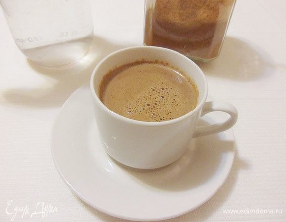 Снять с огня и разлить по чашкам.