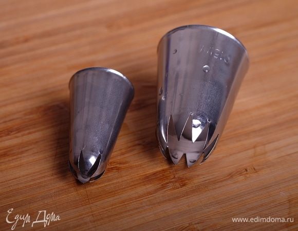 Важно! В рецепте не было возможности указать «черносмородиновое пюре». Для зефира нужно именно оно, причем уваренное, в количестве 250 г. Для его приготовления необходимо примерно 600–800 г свежих или замороженных ягод. Также понадобится мощные миксер, кулинарный термометр, силиконовые коврики (или качественная бумага для выпечки), кулинарные мешки с насадками «закрытая звезда». Такие, как на фото, например. Зефирной массы получается много, поэтому берите либо 1 очень большой мешок, либо пару среднего размера. Агар-агар я советую покупать в специализированных магазинах для кондитеров, ни в коем случае не на рынке или продуктовых. Из данного количества продуктов у меня получилось 22 шт. попарно склеенных зефирок (как на фото).