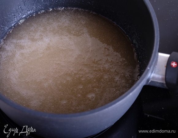 Помешивая, довести до кипения. Пока сахар не растворился, и смесь не закипела, мешать можно и нужно, как только смесь закипела, мешать нельзя.