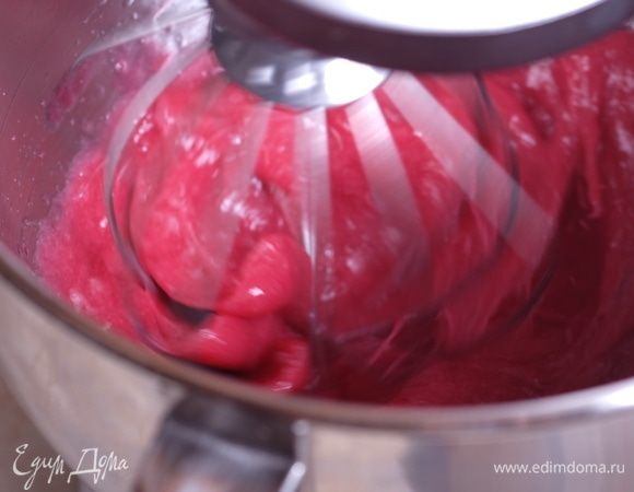 Как только сироп закипел, добавляем в ягодное пюре белок и, начиная с низких оборотов, начинаем взбивать смесь. Она начнет увеличиваться в объеме и белеть.