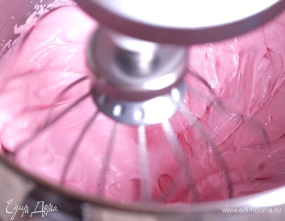 Чем ближе температура сиропа к 110°С, тем выше должна быть скорость миксера. К моменту, когда сироп уже готов, ягодная масса должна стать «пушистой» и заметно побелеть.