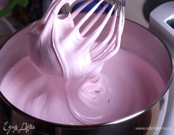 Готовая зефирная масса — очень воздушная и плотная. Посмотрите, она с трудом спадает с венчика миксера. Это идеально взбитая масса.