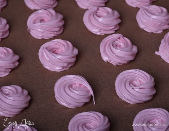 Готовую массу незамедлительно переложить в мешки и начать отсаживать зефиринки. Как сделать это красиво — просто тренироваться. У меня все получилось с первого раза — никакой науки и сложности тут нет. В интернете полно обучающих видео на эту тему.