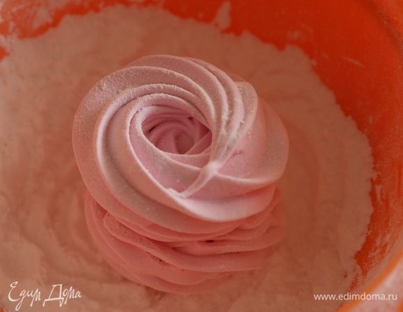 Приготовить смесь сахарной пудры с крахмалом. Снять половинки зефиринок с ковриков (или бумаги), соединить попарно и обвалять в сахарно-крахмальной смеси. Излишки нужно стряхнуть.