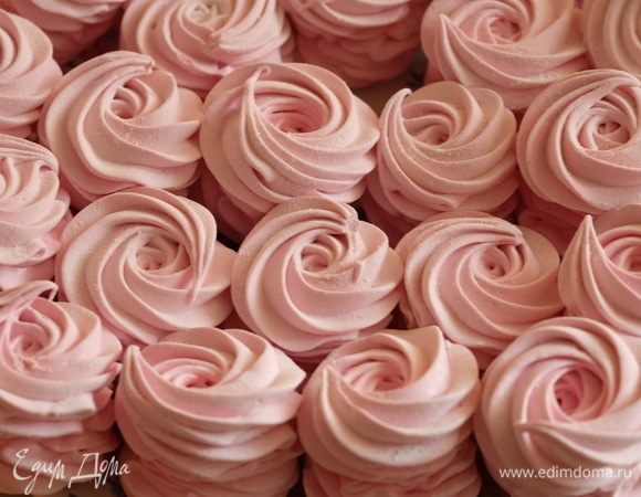 Все, зефир готов. Желательно, переложить уже обваленный в сахарной пудре и крахмале зефир при комнатной температуре в один слой и оставить для окончательной стабилизации на 3–4 часа.