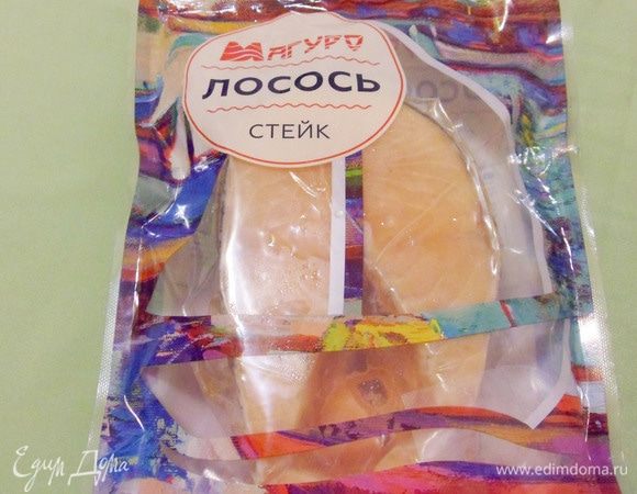 Стейк лосося от ТМ «Магуро». Добротный, яркий, красиво оформленный пакет, через прозрачное окошко можно оценить качество рыбы с первого взгляда. На оборотной стороне пакета указано все, что нужно знать об этом продукте и даже рецепт приготовления блюда из стейка лосося.