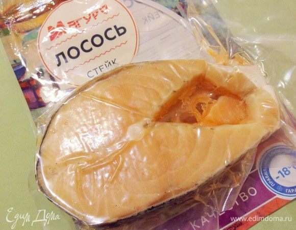 Стейк лосося находится в дополнительном прозрачном пакете. Видно, что рыба чистая и нет лишней ледяной глазури.