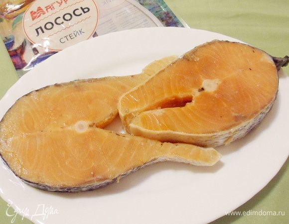 В пакете два стейка лосося. После оттаивания воды почти нет. Консистенция рыбы плотная, цвет натуральный, запах приятный.