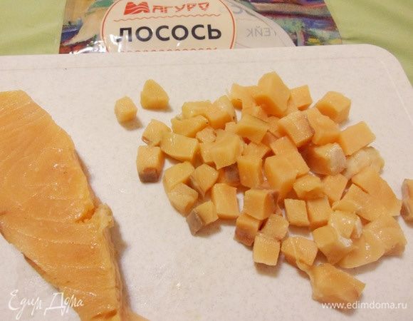 Разделать рыбу на филе. Нарезать филе лосося кусочками размером примерно 1,5х1,5 см.
