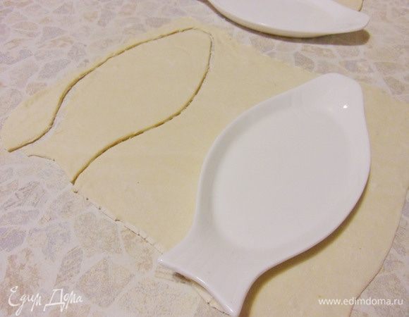 Слоеное тесто раскатать толщиной около 3 мм. Вырезать заготовки рыбок.