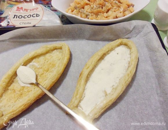 Посыпать середину выпеченных рыбок манной крупой.