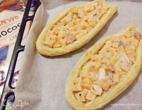 Наполнить заготовки кусочками лосося.