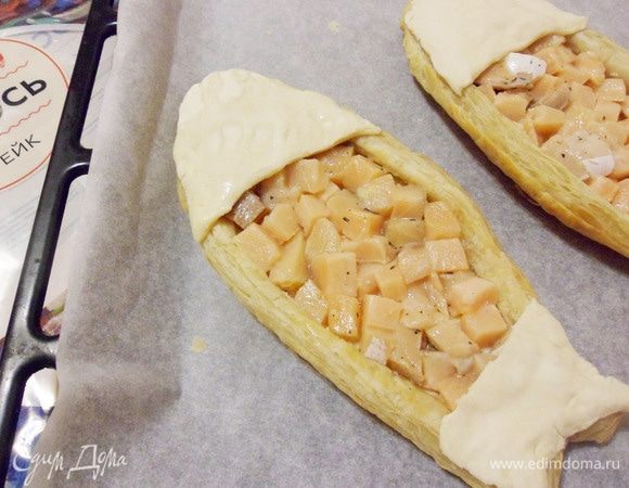 Положить «голову» и «хвост» рыбы, смазанной стороной вниз и плотно прижать к краям.