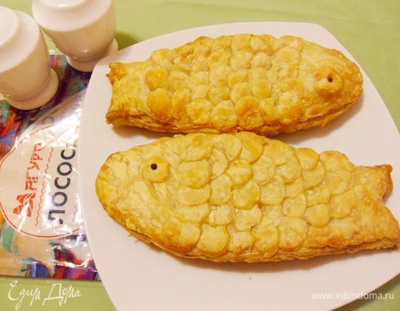 Сочная рыба под хрустящей слоеной корочкой. Можно приготовить это блюдо не только порционно, но и одной большой банкетной рыбой.