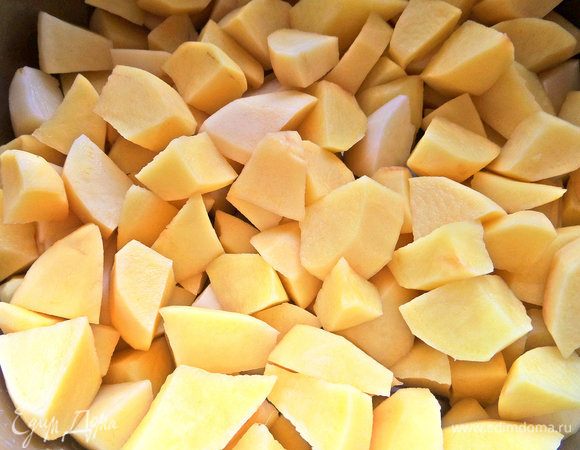 Картофель для быстроты варки нарезать кусочками и поставить вариться с солью.