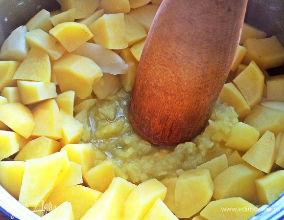 Оставить немного отвара и раздавить картофель в пюре.