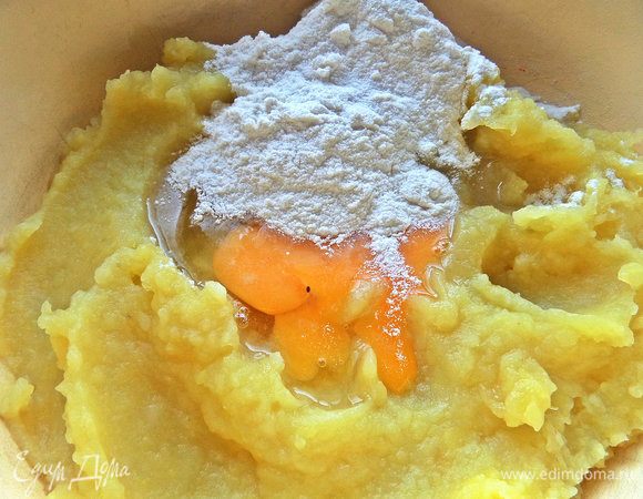 Добавить яйцо, муку.