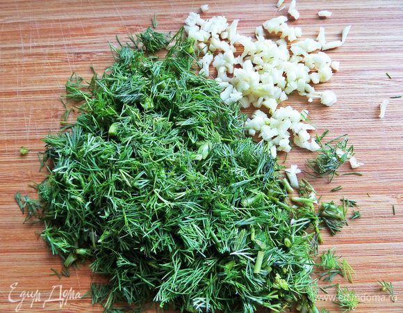 Для начинки порубить укроп и чеснок.