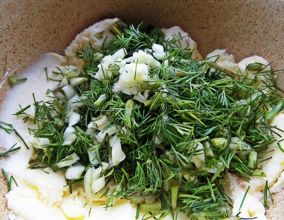 Пересыпать зелень в масло.