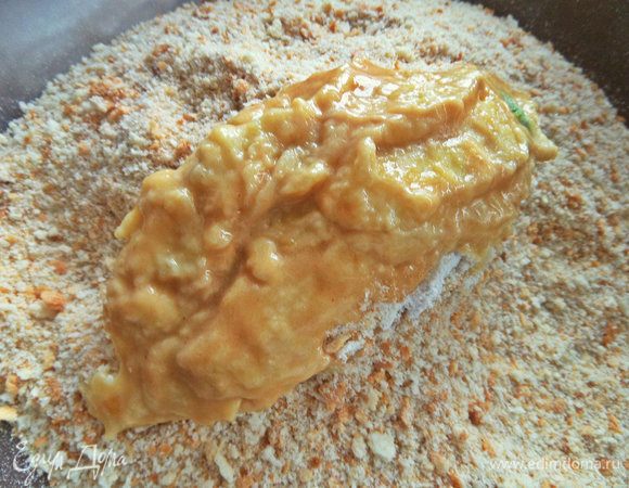 Затем перенести в сухари и обвалять.