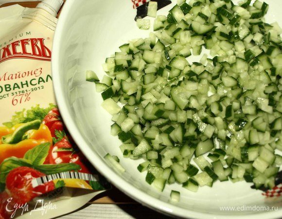 Огурцы мелко режем и складываем в миску.