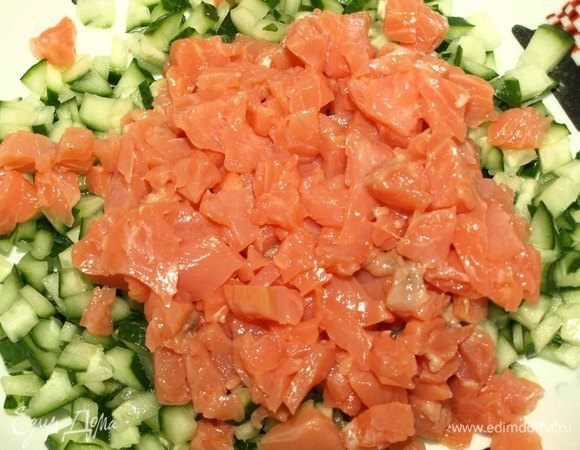 Форель мелко режем и соединяем с огурцами.