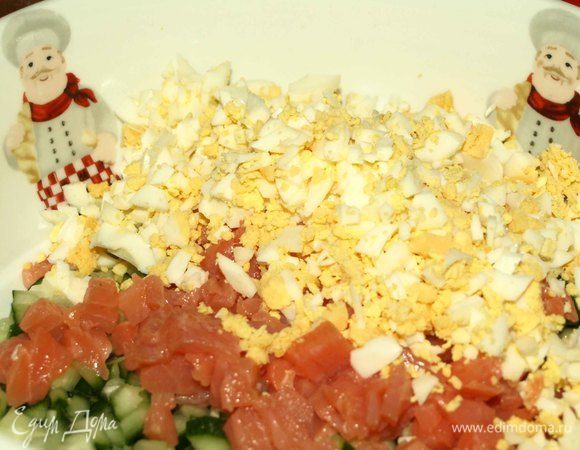 Отварные куриные яйца очистить и мелко нарезать. Соединяем с огурцами и форелью.