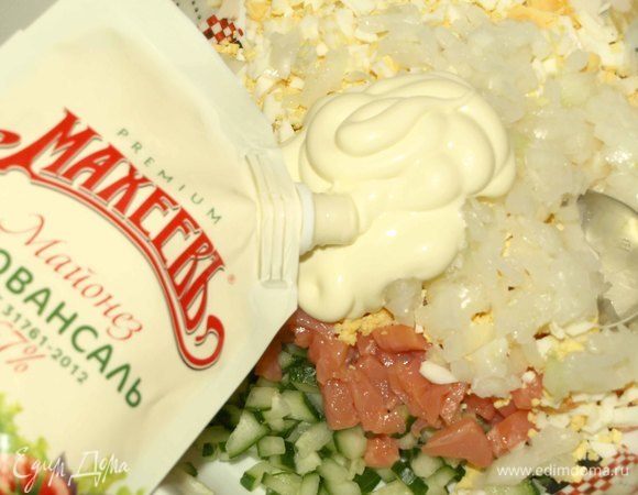 С лука слить воду. Лук отжать и добавить к остальным ингредиентам. Добавить майонез ТМ «МахеевЪ». При желании можно добавить соль и перец. Все аккуратно перемешиваем.