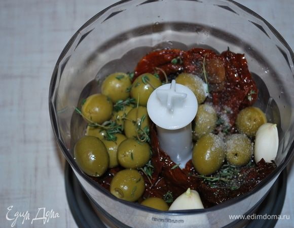 Начинка: вяленые помидоры, оливки, тимьян, чеснок, масло от вяленых помидоров пробить в блендере. Добавить соль и перец по вкусу.