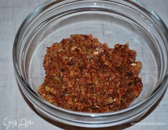 Начинки получается много. Я взяла для салата 90 г. Из оставшейся начинки можно приготовить что-то другое, например, нафаршировать куриные грудки.