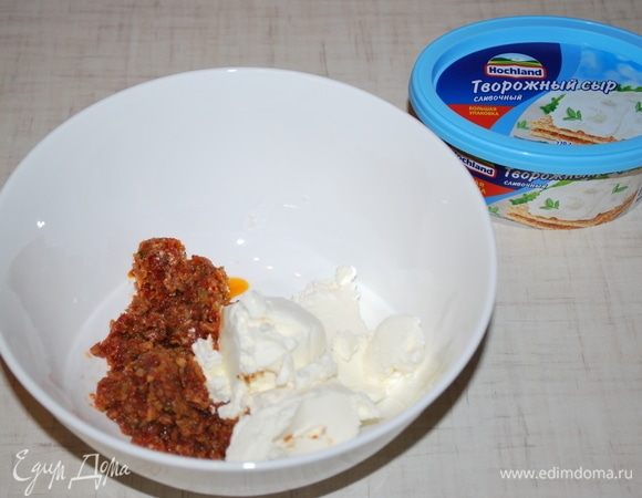 Соединяем 90 г оливковой начинки с творожным сыром Hochland (150 г).