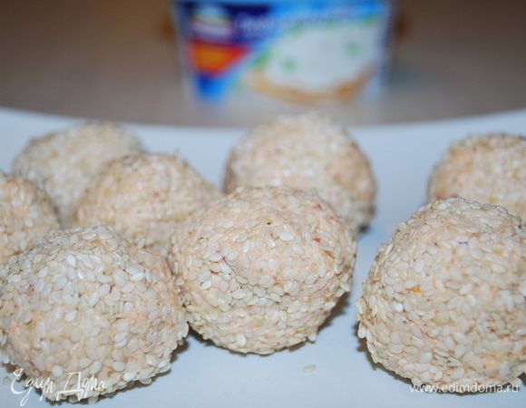 Сформировать шарики, обвалять их в кунжуте и убрать шарики в холодильник.