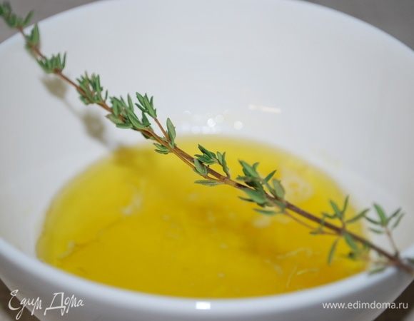 Сделаем соус. Смешать сок апельсина (60 мл), оливковое масло (20 мл), 1 зубчик чеснока и тимьян.